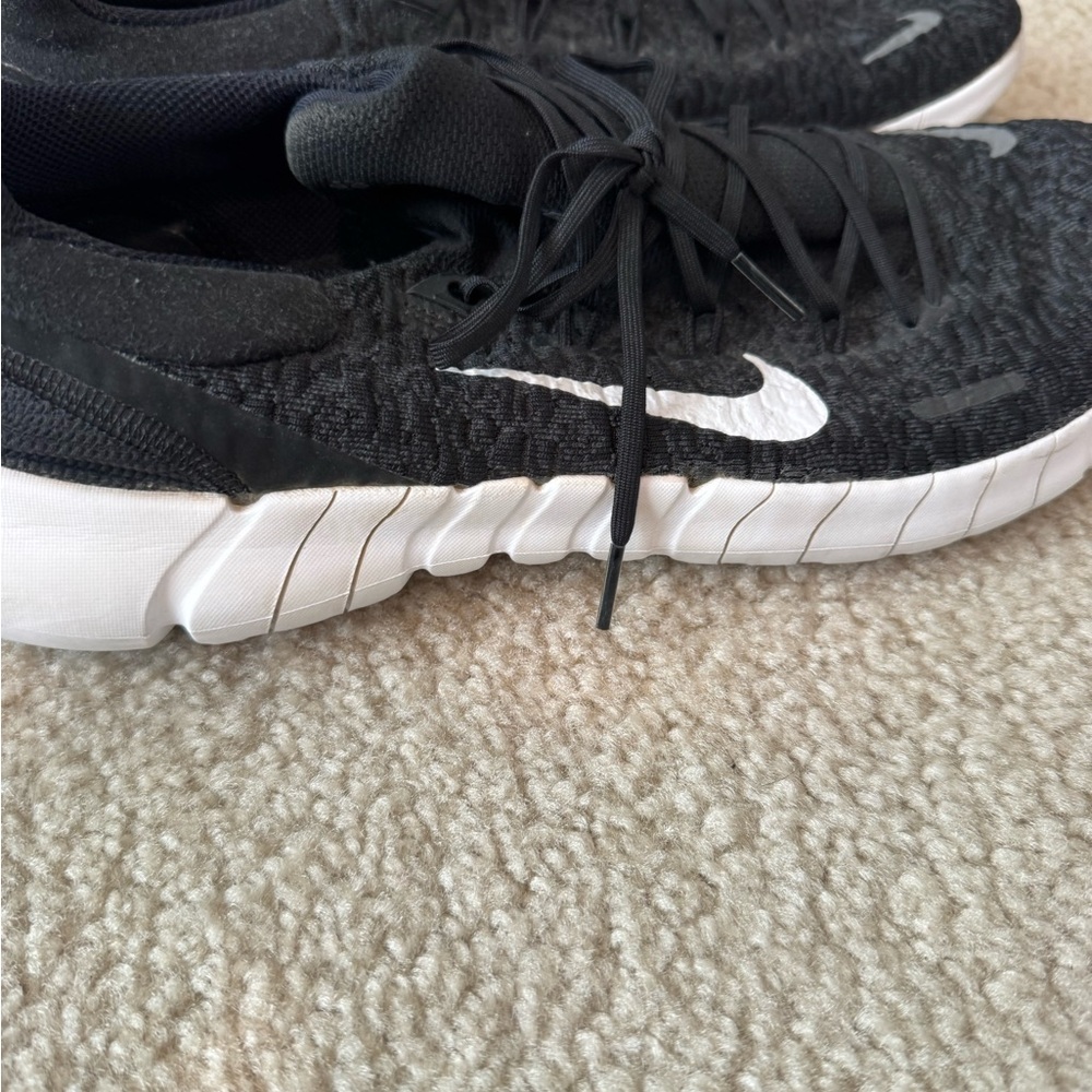 Nike Black and White Running Shoes - Picture 3 of 6